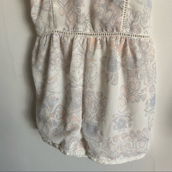 Kendall & Kylie • White Floral Crochet Harness Romper - Picture 3 of 6